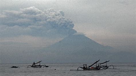 Sedangkan angin monsun timur bergerak dari arah timur hingga tenggara di setiap periode april sampai agustus. Gunung Agung Terkini, Arah Angin dari Timur Laut ke Barat Daya