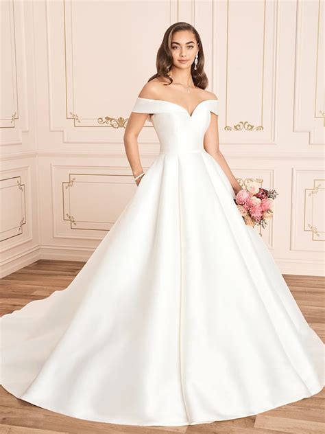 They're quite picky about which brands they allow on tradesy, as well as the condition of. Designer Wedding Dresses & Gowns in Buckinghamshire ...