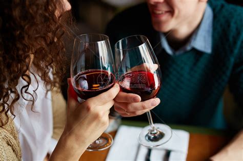 浪漫情侣在餐厅用红酒举杯敬酒高清图片下载 正版图片503146254 摄图网
