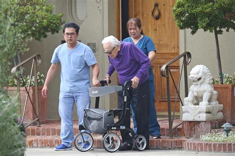 Kirk Douglas 102 Year Old Hollywood Legend Goes For A Walk In Beverly