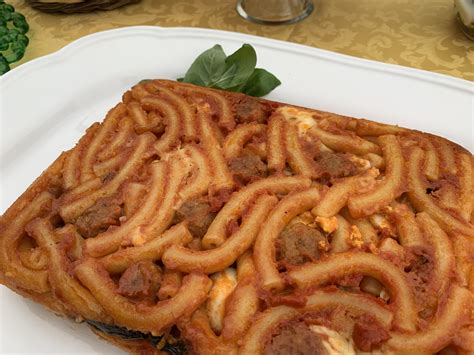 La pasta 'ncasciata è un piatto a base di maccheroni conditi con passata di pomodoro, melanzane fritte, caciocavallo a cubetti e altri ingredienti. La Pasta 'Ncasciata, dalla tradizione di Messina alla ...