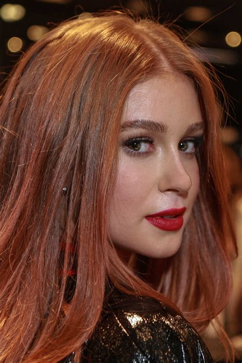She started off her career as a child actress; Marina Ruy Barbosa esconde rosto ao chegar em evento - Jetss