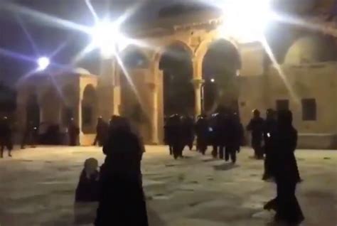 La situazione nella moschea di al aqsa è critica, le porte sono chiuse, l'idf sta assediando la moschea e sta usando armi letali e granate contro la folla, inclusi questo ha scatenato una rivolta palestinese a livello nazionale. Israeli Forces Assault Palestinian Worshippers at Al-Aqsa ...