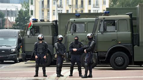 Belarus Lukashenko Brandishes Rifle As Army Monitors 200000