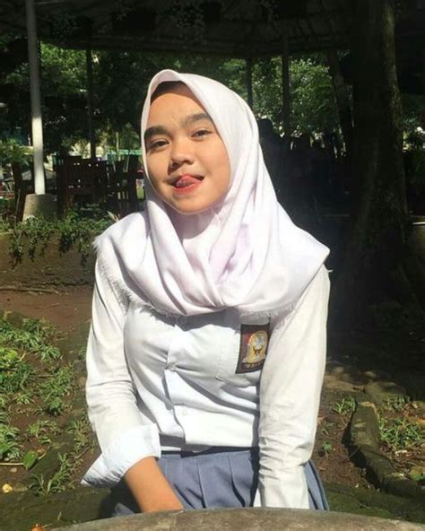 Bigo live cewek manis baju ketat goyang seksi part 2. Cewek Hijab manis Pakai Baju Serama SMA Ketat | Sosok ...