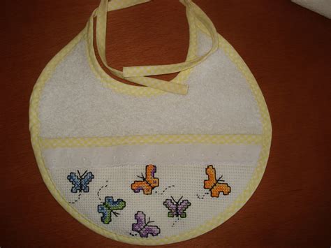 Babetes artesanais, bordadas a ponto de cruz e personalizáveis (cores, nomes, tecidos, rendas). Be_ela: Babetes em Ponto Cruz - Borboletas