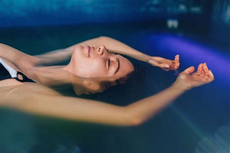 What It S Like To Float In A Sensory Deprivation Tank Influencer S Digest