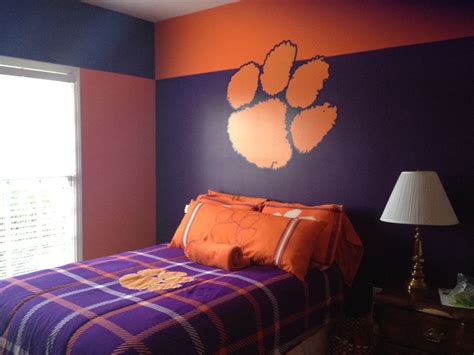 The secret to decorating with white is your taste in décor might be quite different, but the lesson here is that a white bedroom comes alive with a significant focal point like the partial. Pin on tigers