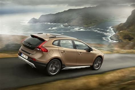 Volvo Shows Off New V40 Cross Country Ahead Of Paris Autoevolution