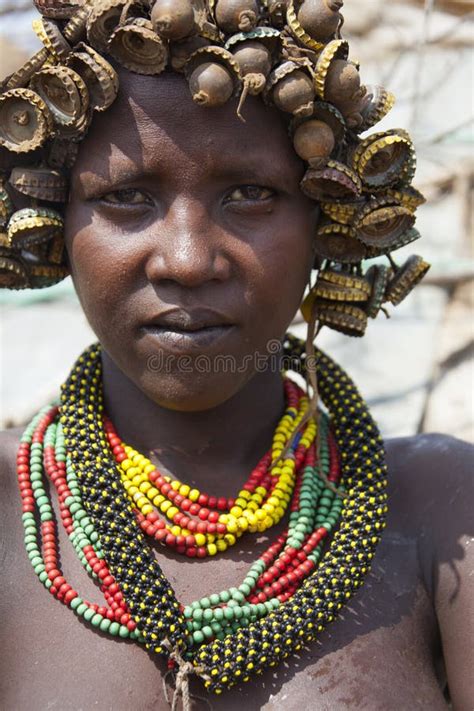 fille de la tribu africaine dasanesh tenant une chèvre image éditorial image du pauvreté gens