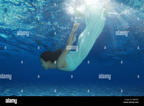 Women Swimming Underwater Hi Res Stock Photography And Images Alamy