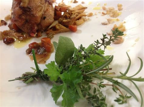 Le caratteristiche inconfondibili sono attribuite in particolare al. Quaglie ripiene con finferli trifolati e castagne - E' Cucina