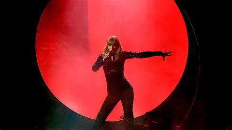 Taylor Swift Performs I Did Something Bad At Amas 2018