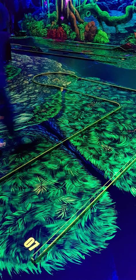 Glowing Rooms 3D Schwarzlicht Minigolf (Dortmund ...
