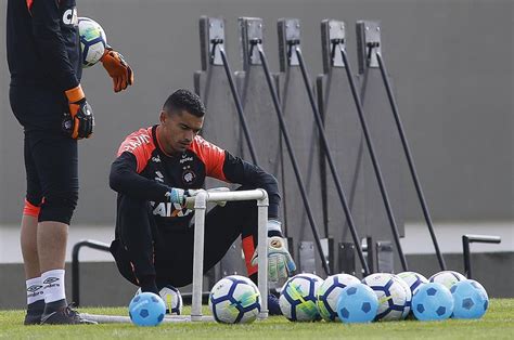 Se isso ocorrer, ele vai desfalcar o athletico paranaense nos. Goleiro Santos, do Atlético-PR, é suspenso por caso do ...