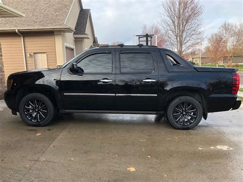 2012 Chevrolet Avalanche 20x9 Fuel Offroad Wheels 27555r20 Nitto Tires