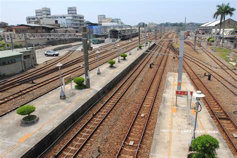台鐵車站及路線 臺灣鐵路管理局(簡稱台鐵、臺鐵局、鐵路局、臺灣鐵路局、tra, taiwan railsways administration)，為中華民國交通部所轄之獨立事業機構，負責經營台灣的傳統鐵路路網(1067mm軌距鐵路)。. 沈溺的時間: 台糖鹿港車站、台鐵成功車站、追分車站