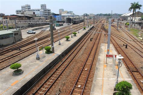 台鐵車站及路線 臺灣鐵路管理局(簡稱台鐵、臺鐵局、鐵路局、臺灣鐵路局、tra, taiwan railsways administration)，為中華民國交通部所轄之獨立事業機構，負責經營台灣的傳統鐵路路網(1067mm軌距鐵路)。. 沈溺的時間: 台糖鹿港車站、台鐵成功車站、追分車站