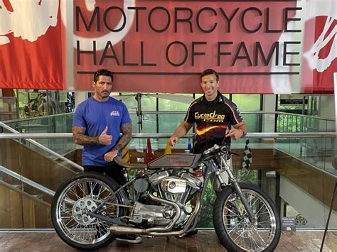 Het toont ook motorfietsen , rijkleding en memorabilia. AMA Motorcycle Hall of Fame Museum VIP Behind The Scenes ...