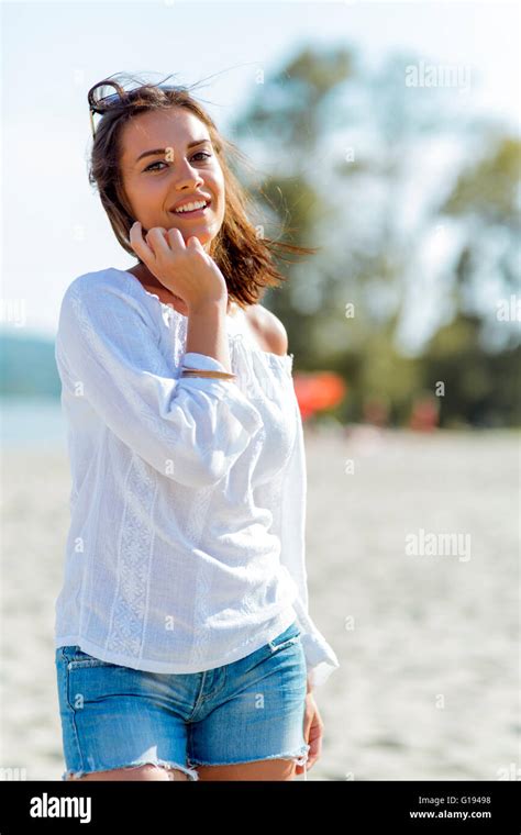 Schöne Junge Frau Posiert Auf Einem Windigen Sommertag Am Strand Stockfotografie Alamy
