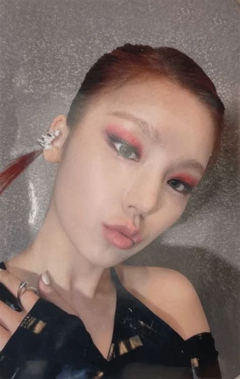Itzy Yeji Guess Who Soundwave Pob Preorder Benefit Photocard Scan Photocard Itzy Nostril