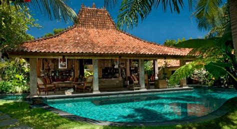 Rumah joglo dengan pondasi batu alam yang tinggi dan kolam renang di depannya. √ 30+ Desain dan Model Rumah Joglo Modern Minimalis 2019