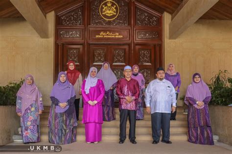 Yab ustaz dato' bentara kanan menteri besar kelantan menyampaikan sumbangan kepada mangsa kebakaran yang berlaku di kampung kutan tengah pagi tadi. YAB Dato' Bentara Kanan Ustaz Dato' Haji Ahmad Bin Yakob ...