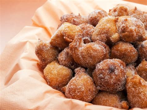 Le castagnole sono un dolce di origini romagnole del periodo di carnevale, possono essere sia semplici che farcite, nella mia ricetta ho utilizzato una parte di ricotta per preparare l'imposto in modo da farlo risultare molto più morbido, una piccola aggiunta che non cambia il sapore. Castagnole di Carnevale morbide al forno | Ginger & Tomato
