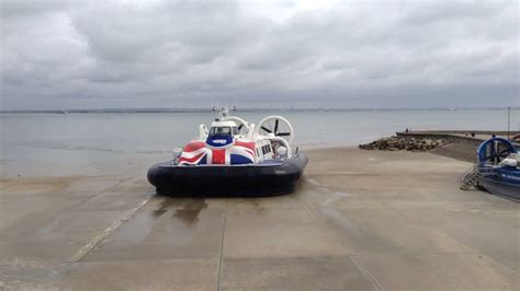 Hovercraft Arriving At Ryde Isle Of Wight Youtube