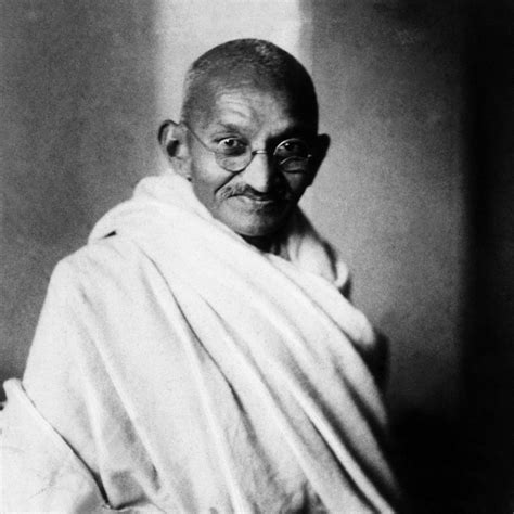 Mohandas karamchand gandhi, commonly known as mahatma gandhi, was an indian political and civil rights leader who played an important role in india's struggle for independence. Como Mahatma Gandhi mudou o protesto político | National ...