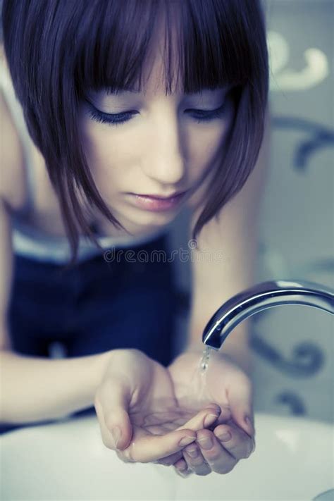 mujer joven que se lava la cara foto de archivo imagen de sano cara 11071656