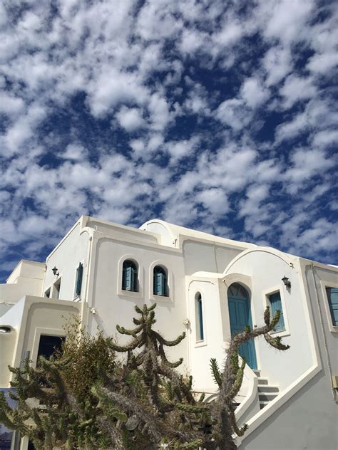 Santorini adası yunanistan'ın 200 km güney doğusunda yer alan volkanik adalar grubundadır, nüfusu yaklaşık 13000 civarındadır. Pin de Stella Svirkou en Santorini