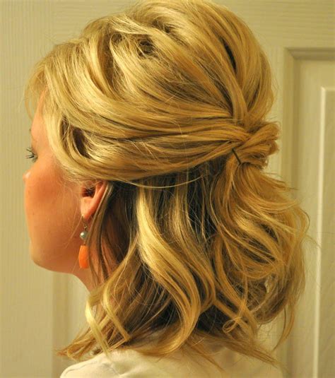 20 coupes idéales pour les visages longs. coiffure demi queue cheveux courts