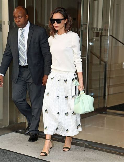 Best Victoria Beckhams Fashion Look To Copy Right Now Victoria Fashion Victoria Beckham