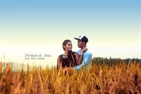 Mulai dari yang konsep preweding sederhana hingga konsep yang mewah. Galeri Foto Pre Wedding Outdoor terbaru 2017 sederhana namun bahagia - IFO - Situs Mandiri Berkarya