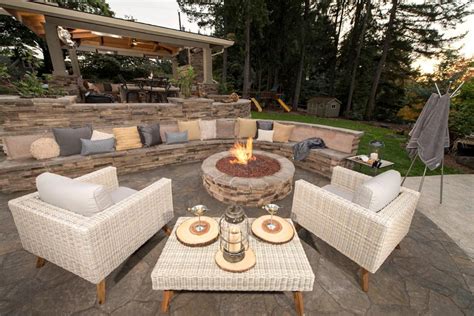 Contemporary Outdoor Fire Pit Sitting Area With Stone Wall