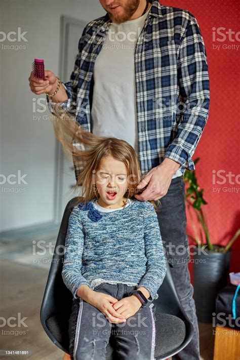 Padre Peinando Cepillando El Cabello De Su Hija En Casa Niño Haciendo