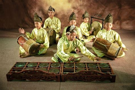 Sistem pendidikan juga boleh menyelitkan budaya tradisional sebagai aktiviti kokurikulum di sekolah. Mempromosikan Malaysia sebagai pusat kecemerlangan ...