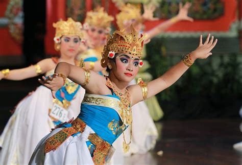 Dari berbagai jenis tari daerah yang berasal tari daerah bali, tari pendet adalah jenis tarian tertua di pulau dewata. Tari Pendet - Sejarah, Fungsi, Gerakan, Kostum, Keunikan ...