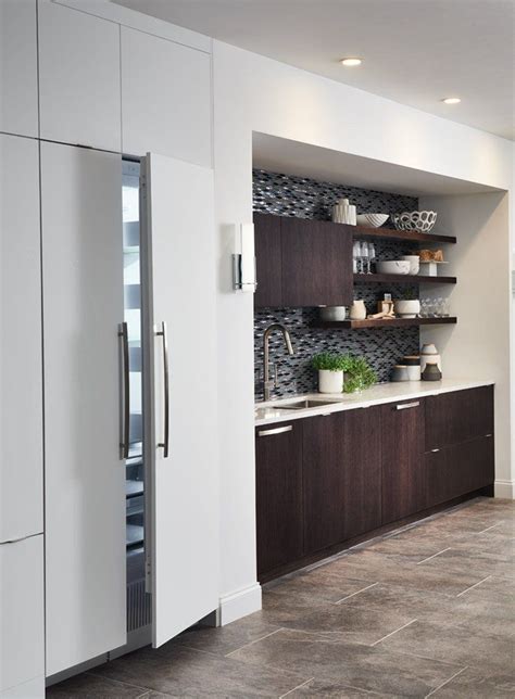 The perfect size of the appliance door panels for the freedom collection refrigerators is defined by the aesthetic design of the surrounding kitchen cabinetry. Give your kitchen a minimalist look with a custom paneled ...