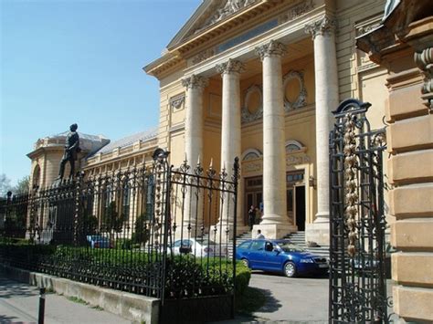 Procurorii de la parchetul de pe lângă tribunalul cluj au dispus trimitere în judecată a lui marius bojiță, fost rector la umf cluj. ADMITERE 2013: 5 pe un loc la UMF pentru un salariu de 850 ...