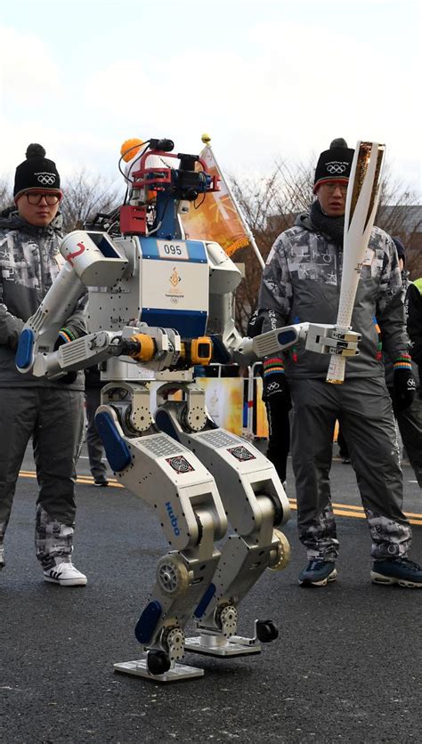Humanoid Robot Bears Pyeongchang Olympic Torch For First Time 네이트 뉴스