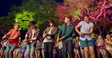 ‘live While Were Young Video Look One Direction Is Dancing