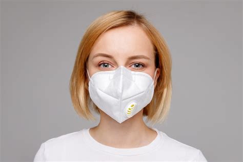 Spočítali jste někdy, kolik při procházce, cestě na tramvaj nebo do obchodu napočítáte na ulici odhozených roušek nebo respirátorů? Noste roušky! Respirátory nechrání proti koronaviru okolí ...