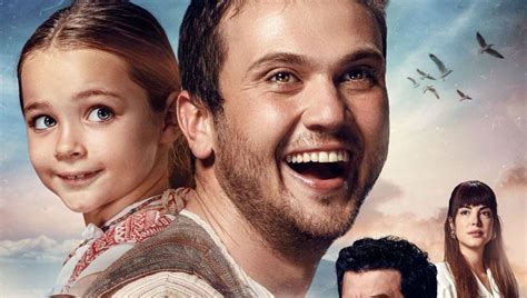 Her 3 ü beraber göl sınırındaki küçük bir evde sıradan bi şekilde yaşamlarını. 7. Koğuştaki Mucize fragmanı! 7. Koğuştaki Mucize filmi ...