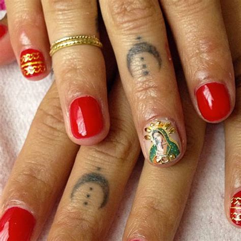 Zoë kravitz on the wedding speech that made her cry, being catwoman. Zoë Kravitz Dots, Moon Knuckle Tattoo | Steal Her Style