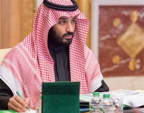 تدور القصة حول حياة إرين ييغر وأخته المتبناة ميكاسا أكرمان وصديقهما ارمين أرليرت الذين يعيشون في عالم حيث يسكن بقية الجنس البشري داخل مدن محاطة بأسوار ضخمة بسبب الظهور المفاجئ. هل ينجح محمد بن سلمان في قيادة السعودية؟ - اليوم 24