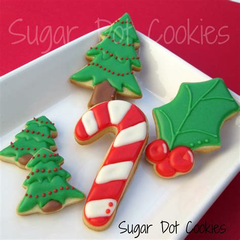 One day a month or so ago, i went to twitter and asked for the names of favorite cookie decorating foodbloggers. Very simple Rudolph faces, mini Christmas lights and mini ...
