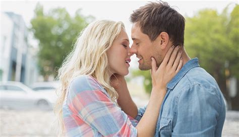 15 sexy ways to tongue kiss and arouse your date in seconds