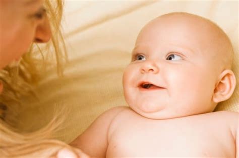 Also nicht lächeln.sondern richtig lachen mit geräuchen? Wie und wann lernen Babys das Lachen?